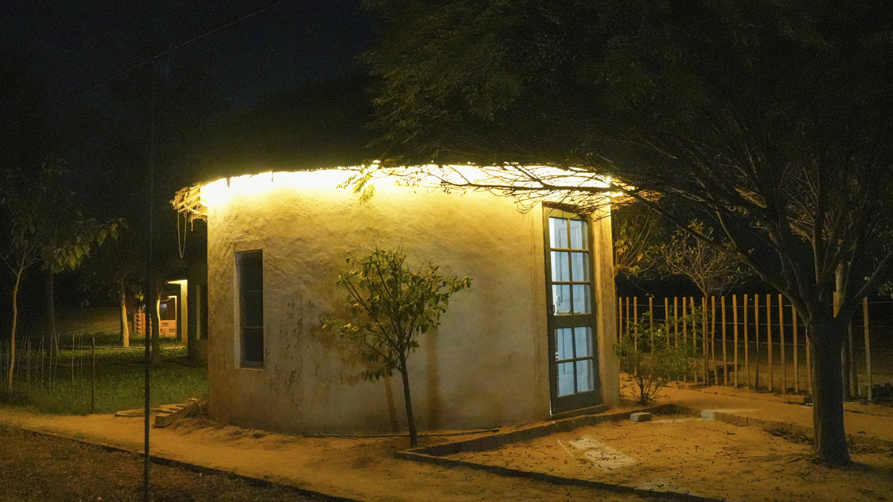 ਅਰਾਮਦਾਇਕ ਰਿਹਾਇਸ਼
(Comfortable Accommodation)
